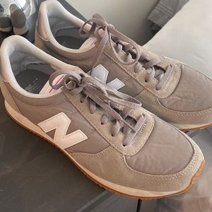 New balance tennis shoes